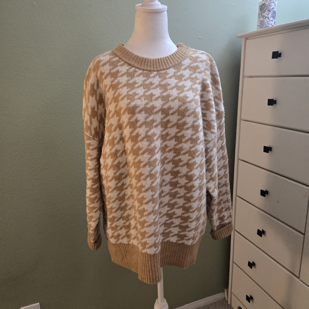 Women's Houndstooth Sweater By Ava & Viv